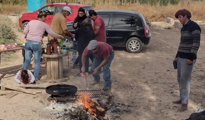 Los cocineros de El Chañar que bancan la lucha de salud de Neuquén