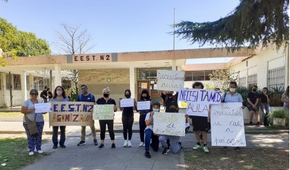 Masiva marcha de estudiantes y docentes del Industrial de Berisso