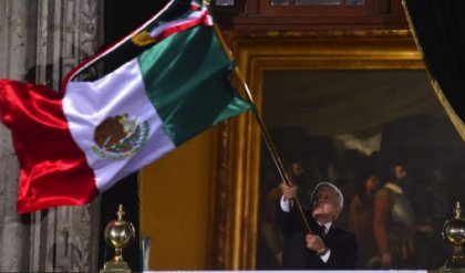 Ante un Zócalo vacío, AMLO da el "grito"