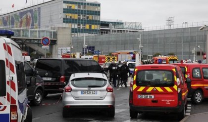 La Policía mata a un hombre que robó el arma a un militar en un aeropuerto de París