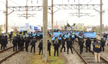 &#128646; FERROVIARIOS CORTAN VÍAS POR PLANTA PERMANENTE | Móvil: paro de tercerizados de MCM en el Roca - YouTube