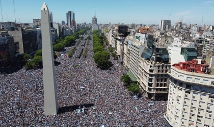 Postales del recibimiento popular a la caravana de la Selección Argentina