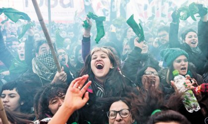 Escándalo en UBA: Se intenta dictar charla sosteniendo que la Mujer “debe ser madre por determinación genética”. 