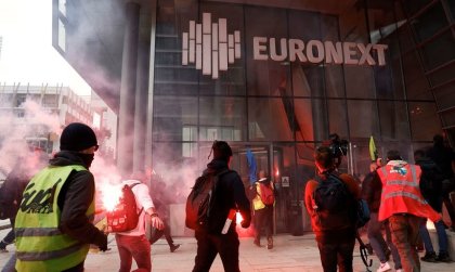  Manifestantes tomaron la Bolsa de valores de París protestando contra la Reforma de las pensiones