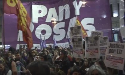 Marcha a la Casa de la Provincia de Buenos Aires tras la muerte de Liz por un aborto clandestino - YouTube