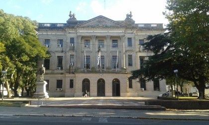 Intendencia evacuada, ediles en cuarentena y brote en Carmelo