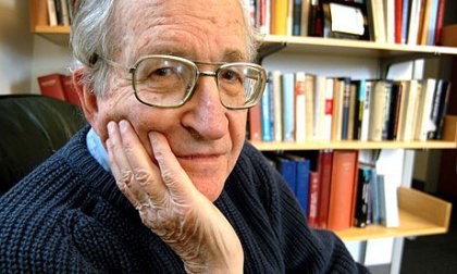 Chomsky apoya a Rodrigo Avilés y condena la brutalidad policial