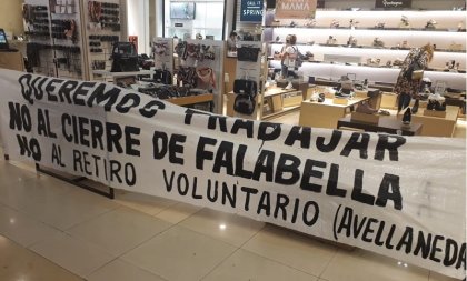 Empleados de Falabella tomaron la sucursal de Florida contra los despidos