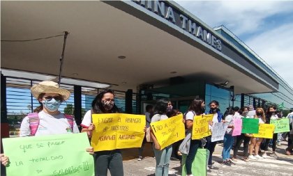 Trabajadores del Parque de la Costa siguen manifestándose por sus fuentes de trabajo - YouTube