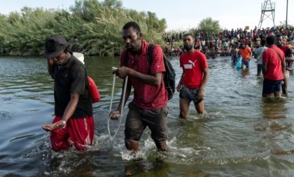 Miles de migrantes acampan debajo del puente entre Estados Unidos y México