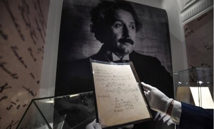 Récord: un manuscrito de Einstein fue subastado por 11,6 millones euros