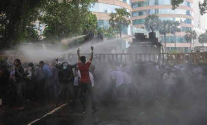 La Policía de Sri Lanka reprime manifestación contra el presidente Rajapaksa y la escasez