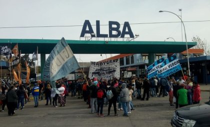 Amplia solidaridad en el acto contra los despidos en ALBA