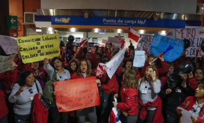 Más de 400 cajeras de Metro de Santiago en huelga contra la precarización