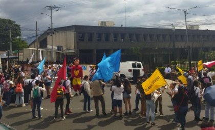 Universitarios protestan frente a Casa Presidencial