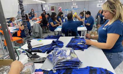 Las costureras que visten a Messi y la Scaloneta cobran por mes lo que cuestan dos camisetas