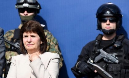 Como si fuera su jefa, policías bonaerenses se cuadran frente a Patricia Bullrich