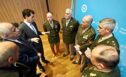 Con un relato de ficción, el Gobierno hace una peligrosa reivindicación de los militares