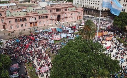 Miles se manifiestaron en Buenos Aires en reclamo de tierra y contra la represión en Guernica