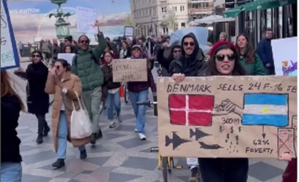 Argentinos en Dinamarca protestaron contra la compra de aviones de guerra