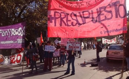 UNT: corte y acto frente al Rectorado