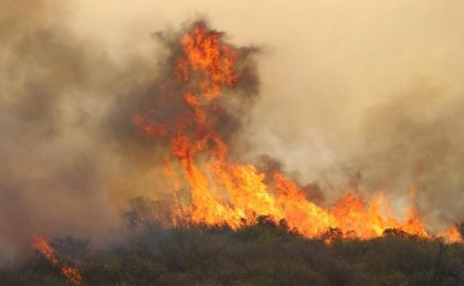 Vecinos junto a bomberos combaten el fuego en Capilla del Monte y otras localidades