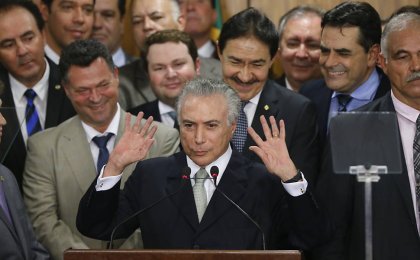 A días de irse, Temer decreta despidos y extinción de empresas estatales