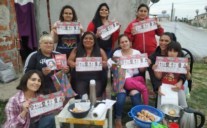 Recorrida y mateada de candidatas del FITU en el barrio recuperado "23 de agosto" - YouTube