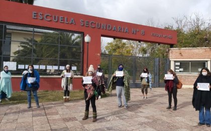 Tigre: docentes y estudiantes realizaron un “frazadazo” ante la falta de plan de Kicillof en las escuelas