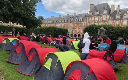 Familias sin techo ocupan céntrica plaza de París para exigir vivienda digna