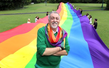 Fallece Gilbert Baker, creador de la bandera arcoíris