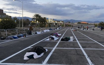 En Las Vegas los hoteles están vacíos, pero los sin techo duermen en estacionamientos