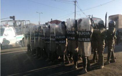 Policía boliviana reprime protestas por la falta de respuesta a la pandemia en Cochabamba