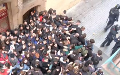 Macrodesahucio de los Mossos d'Escuadra en defensa del fondo buitre Cerberus