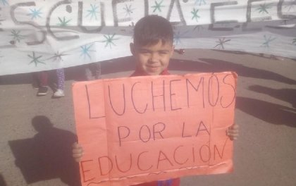 La comunidad educativa de José C. Paz marchó por la educación pública