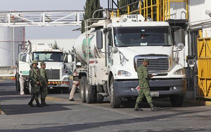 López Obrador propone militarizar la distribución de combustible