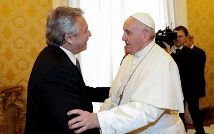 Regalos, sonrisas y acuerdo con el FMI: Francisco recibió a Fernández en el Vaticano