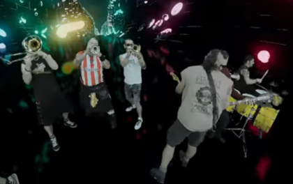 Vocalista de Ska-P usa playera de “Zanon” en video de su nuevo sencillo