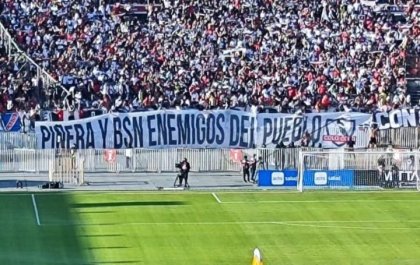  Hinchas de Colo Colo se manifiestan contra minuto de silencio por Sebastián Piñera