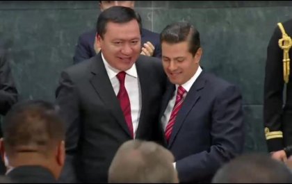 Entre elogios a Peña Nieto, Osorio Chong renuncia a la Segob