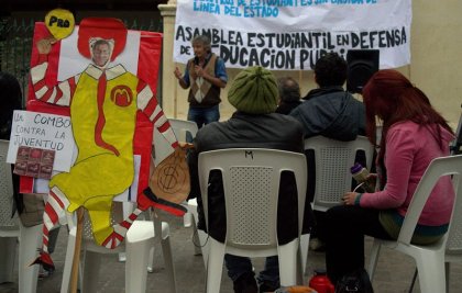 Salta: estudiantes y docentes hicieron clases públicas afuera de Mc Donalds