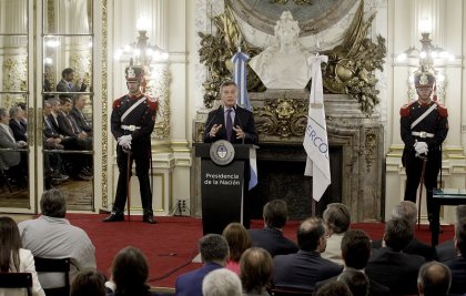 Macri firmó el acuerdo flexibilizador para la industria automotriz 