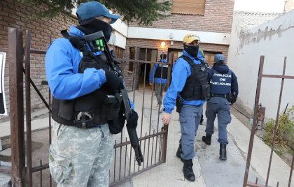 Denuncian irregularidades y violencia policial en los allanamientos a las organizaciones sociales