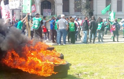 Agroindustria: corte de estatales despedidos en medio de un nuevo operativo policial