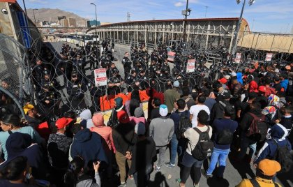 Reprimen en la frontera con México a cientos de migrantes que buscaban ingresar a Estados Unidos