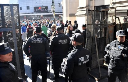 El cinismo de Jorge Macri: 500 policías allanan a manteros en el reino del trabajo precario