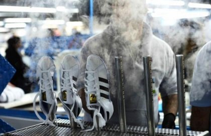 Adidas le paga a una cajera lo que vale un par de zapatillas: así quintuplicó sus ganancias