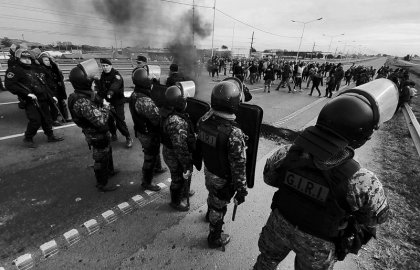 Rosario: las imágenes del desalojo y represión a mujeres y vecinos de barrio Toba