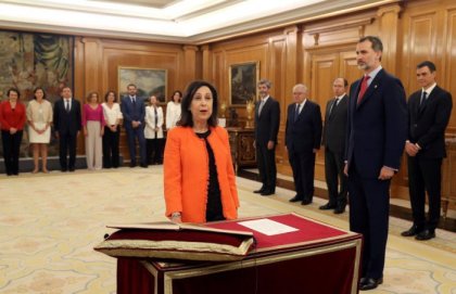 El Rei i Robles enalteixen les forces armades, la bandera i la Constitució