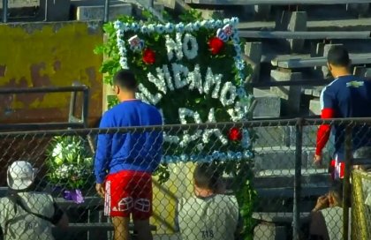 A 45 años del golpe: futbolistas dejan ofrenda floral en memorial del Estadio Nacional